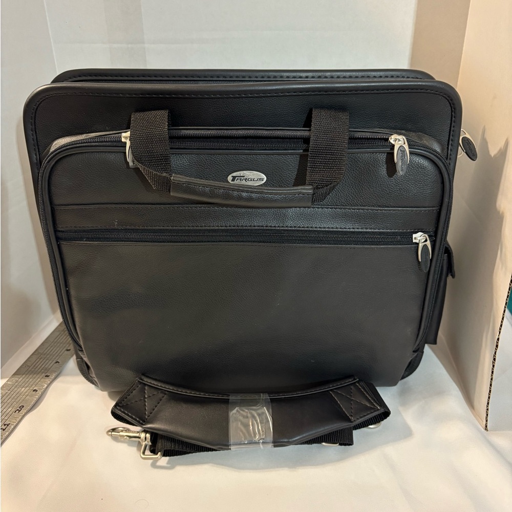 Targus Leather Mens Laptop Computer Bag‎ Black w/adj strap 16 x 13 NWT pockets